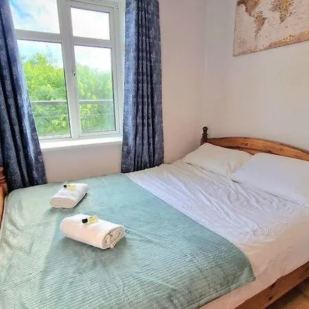 3 Bedroom Centre Apartment *