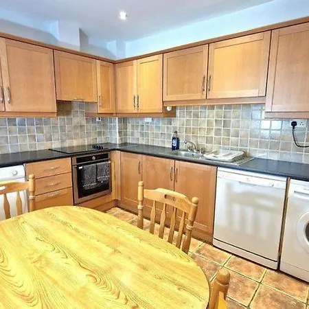 Apartment 3 Bedroom Centre *
